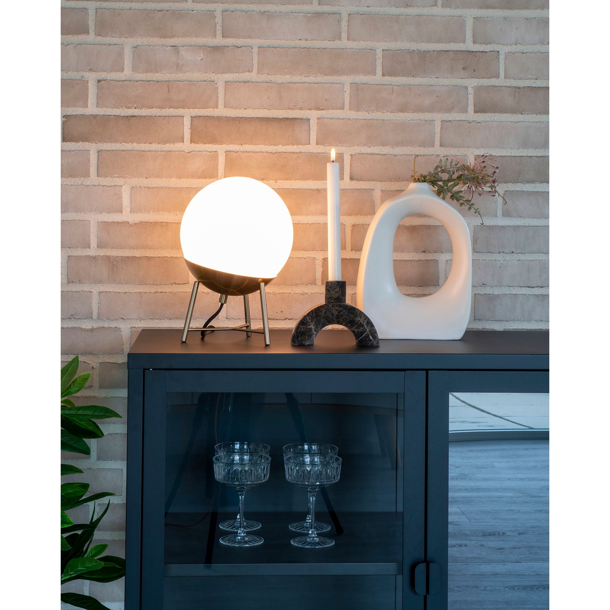 Chelsea Table Lamp - Lamp in ball shaped white glass and brass socket, 150 cm fabric cord 150 cm fabric cord Bulb: E27/40W