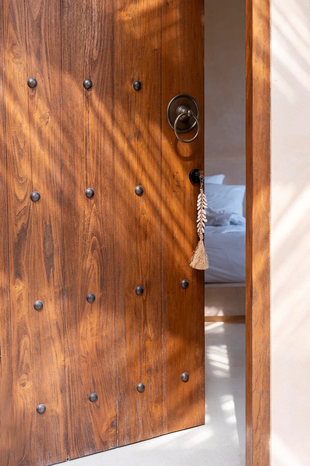 De Raffia Fishbone Sleutelhanger - Naturel Wit