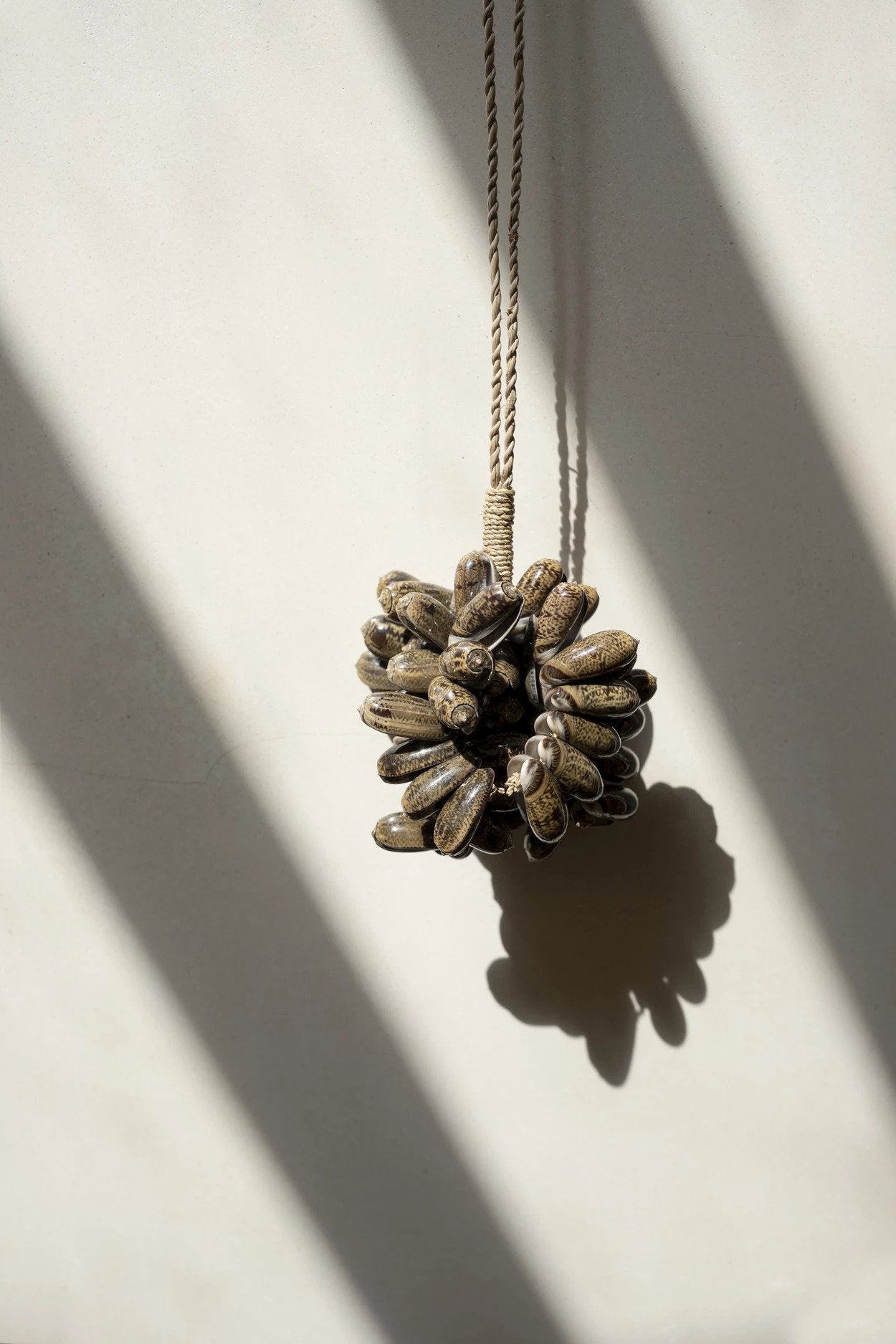 De Brown Cowrie Shell Hangdecoratie