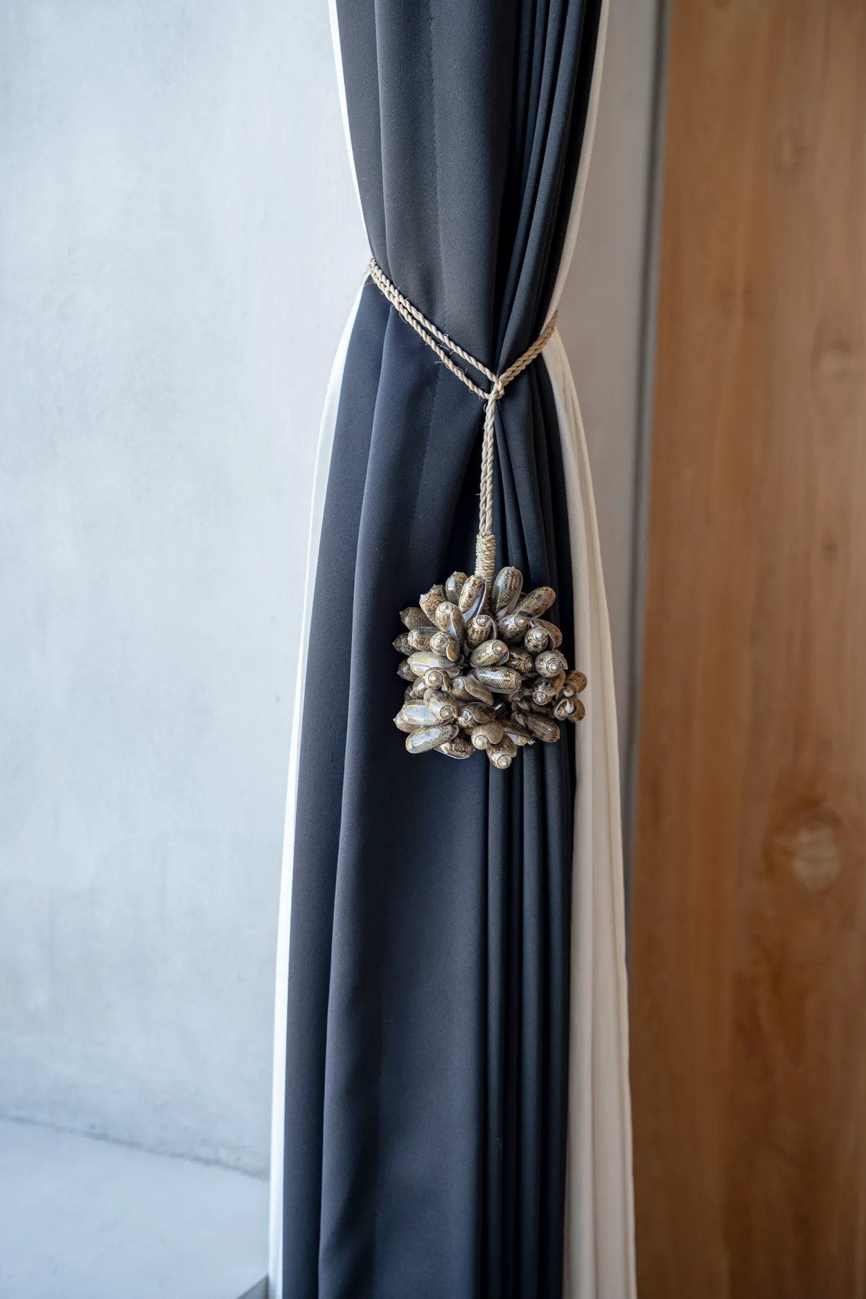 De Brown Cowrie Shell Hangdecoratie