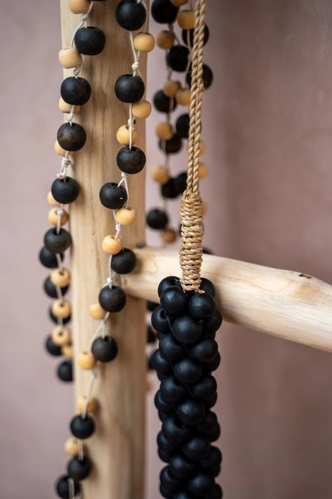 De Wooden Beads met Katoen Hangdecoratie - Zwart