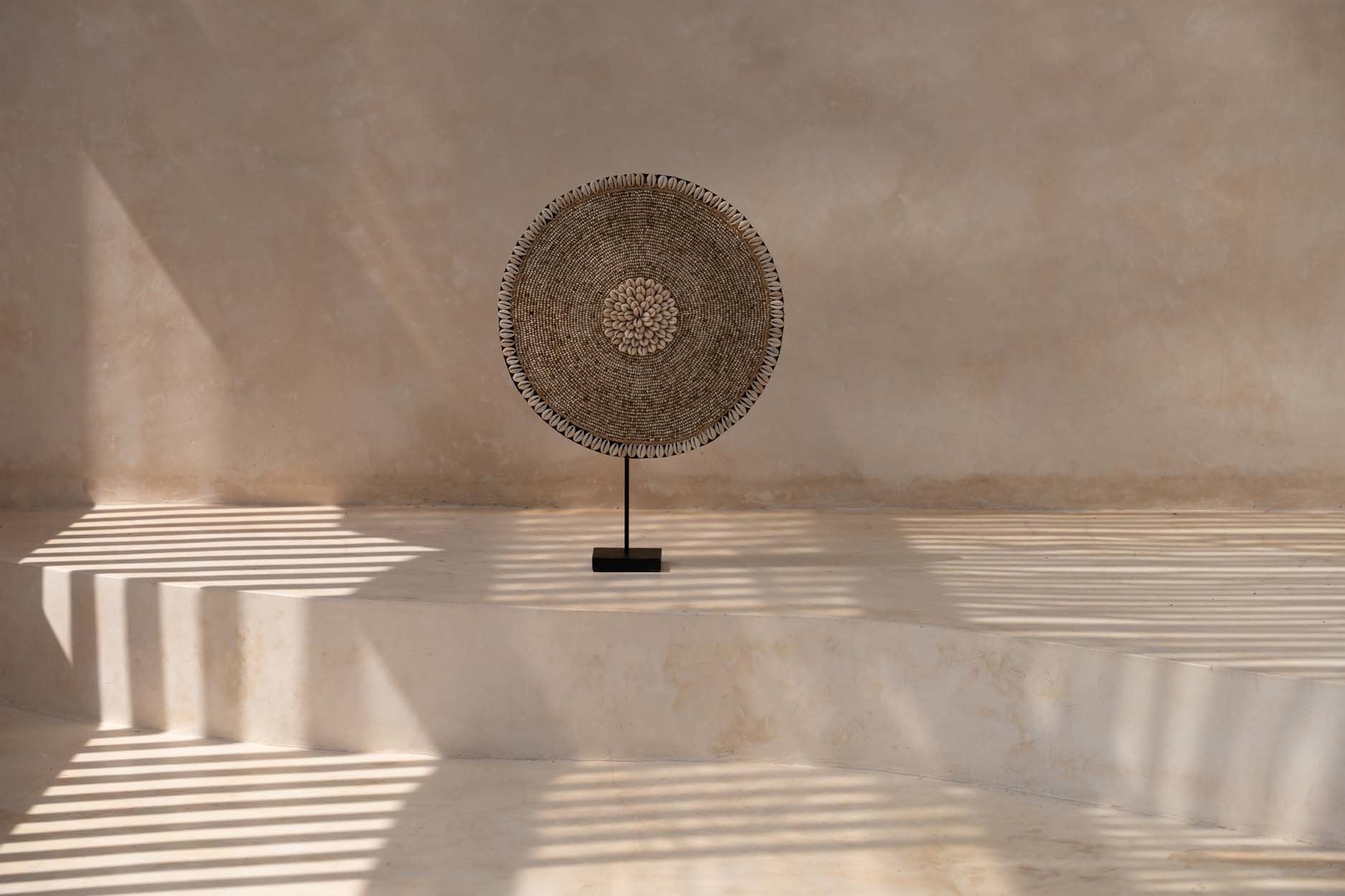 The Shell Guadeloupe on Stand - Natural White