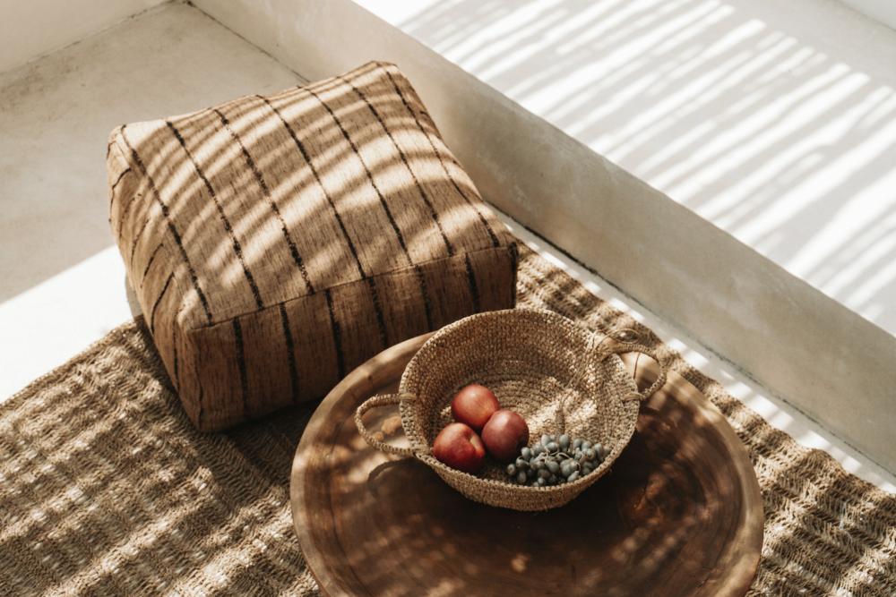 Op de grond zitten om samen thee te nuttigen of een hapje te eten is vandaag een hipe. Onze poufs kunnen jullie veel comfort geven. Daarnaast is onze salontafel ook heel mooi afgewerkt met een schaal vol fruit.