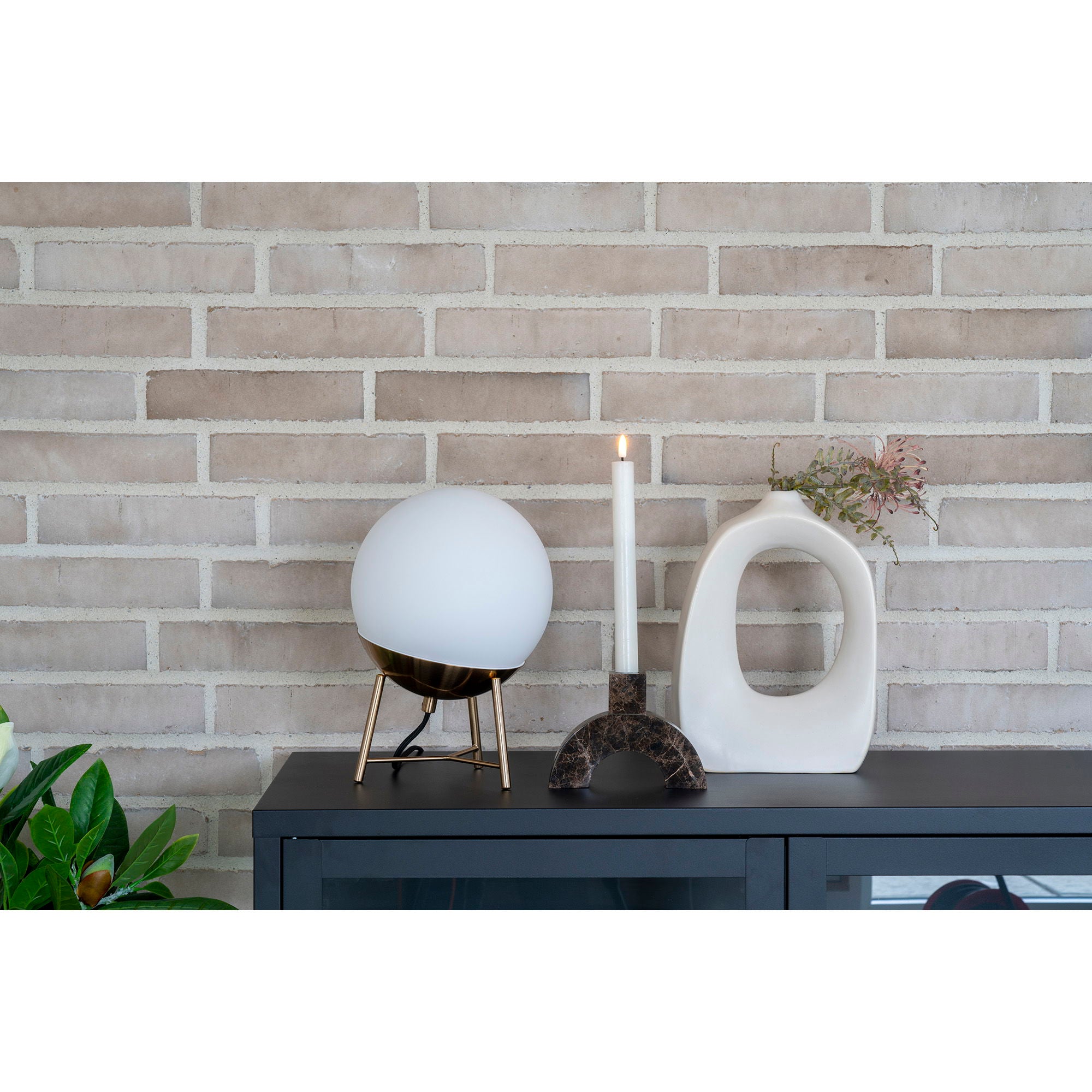 Chelsea Table Lamp - Lamp in ball shaped white glass and brass socket, 150 cm fabric cord 150 cm fabric cord Bulb: E27/40W