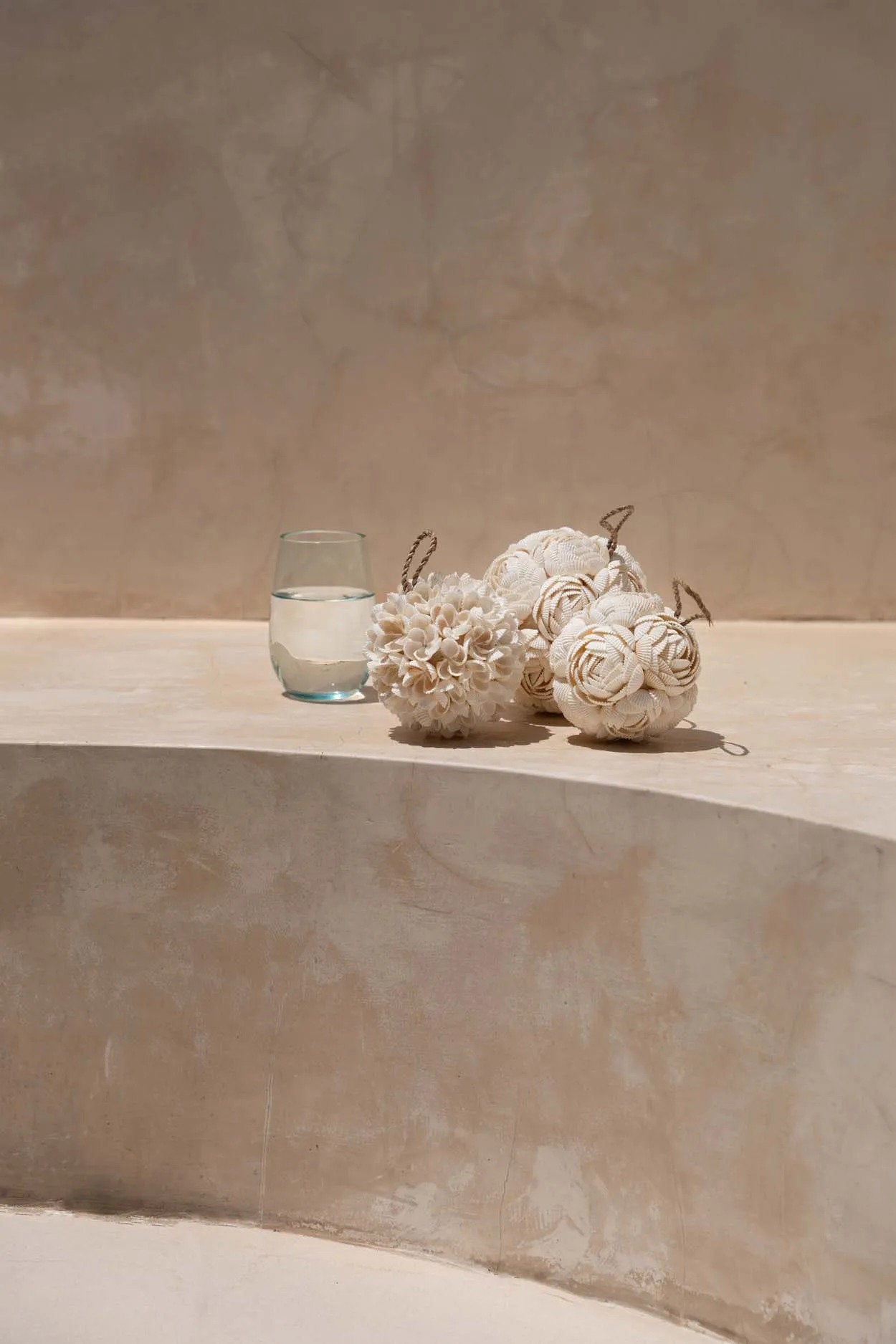 De Rose Shell Bal Hanger - Wit - M